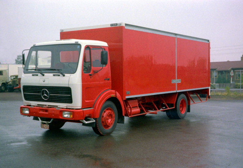  Грузовой автомобиль Mercedes 381 (широкая кабина) / Tiema 1973-98 - Стекло лобовое,

размер 2153*800, № MERT0103, eurocode 5425AGNBL

​